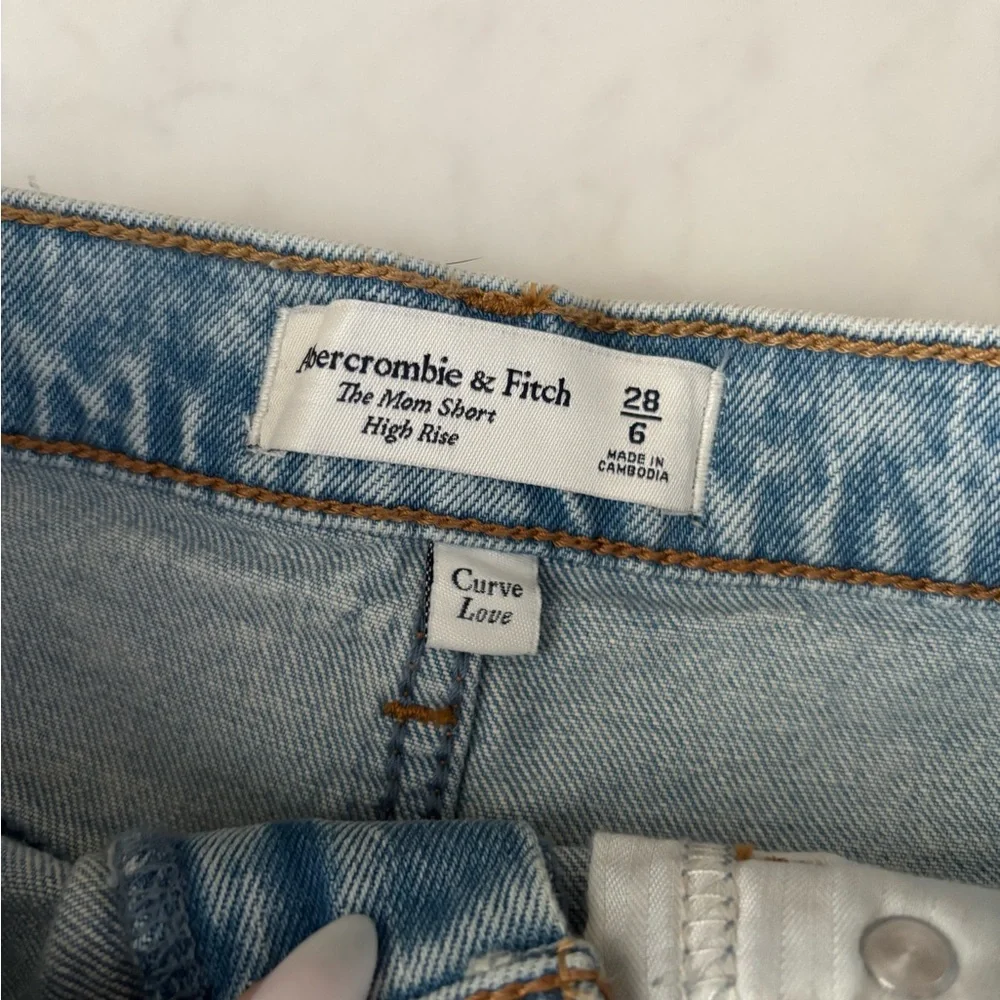Abercrombie Curve Love Mom Jean Shorts - Size 6 - NWT - Picture 4 of 7